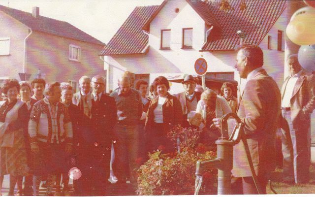 Einweihung Dorfbrunnen 1979.jpg